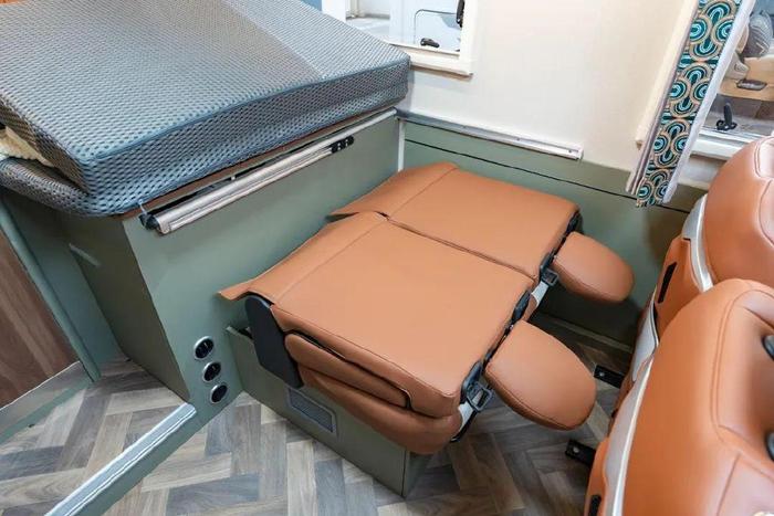 瑞弗FT800小额头房车 双航空座椅+升降床 高效生活布局 灵动旅居空间