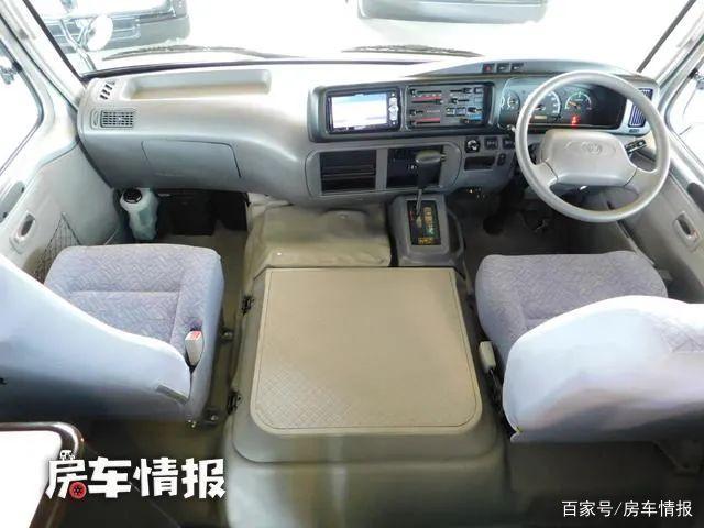 丰田中巴车改装房车，4.0T动力有两个大客厅，8人车里开会也不挤