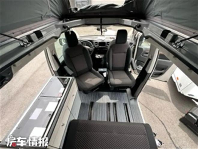 丰田MPV变身露营床车，高不到2米开着轻松，内部还能秒变两张大床