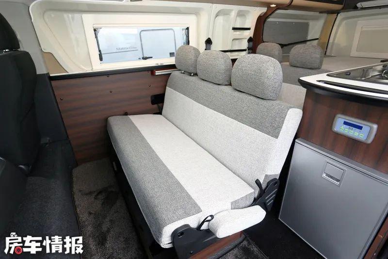 7座版丰田海狮房车，有两张床四人睡宽松，带四驱雨雪路面更安心