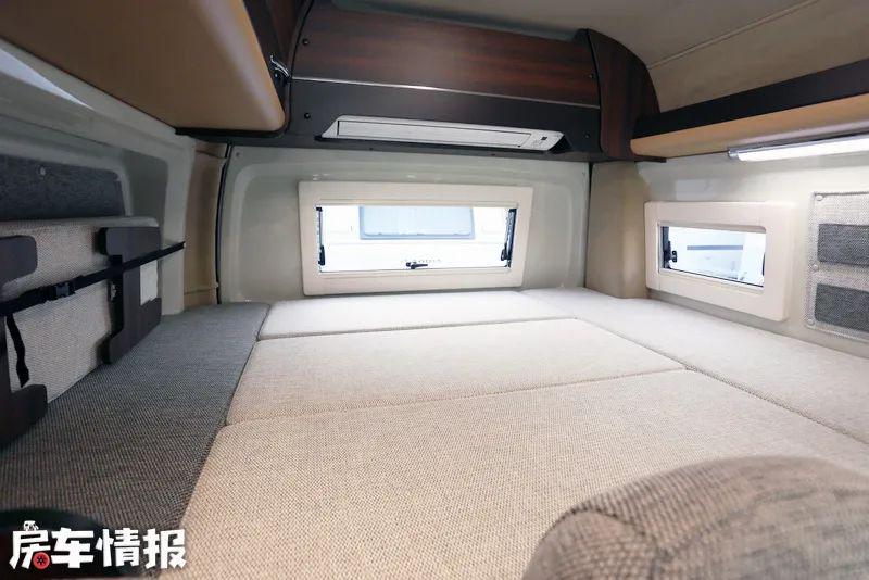 7座版丰田海狮房车，有两张床四人睡宽松，带四驱雨雪路面更安心