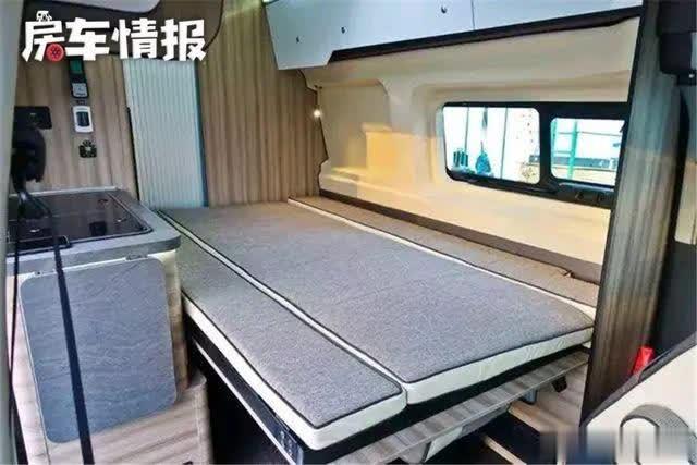 适合上班族的房车，长度5.3米，床铺隐藏厨卫在车尾，价格很亲民