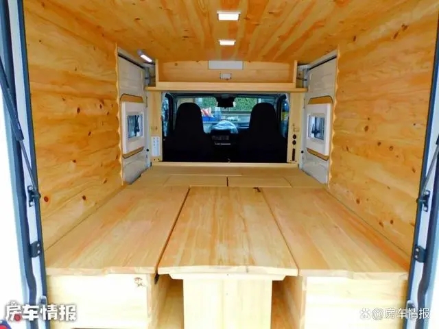 长度仅3.4米的房车见过吗？榻榻米下隐藏大床和餐桌，约合16.4万