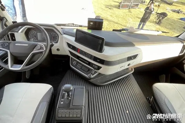 预售价288万元！上汽大通首款原厂重卡房车“探索家·珠峰”发布