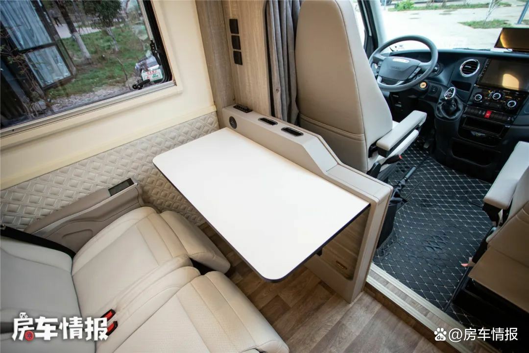 新款T型依维柯房车，高度2.78米带航空座椅，老两口旅行住挺自在