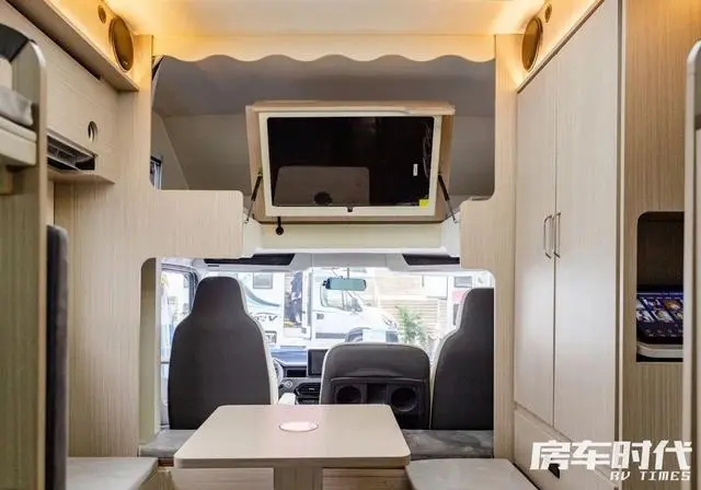 吉姆西H500平头轻卡房车 新颖布局 后置厨卫设计 大家庭出行优选