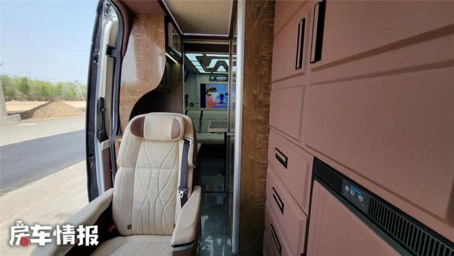 奔驰斯宾特房车，独立包厢接待客户倍儿有面，还有独立卫浴和大床