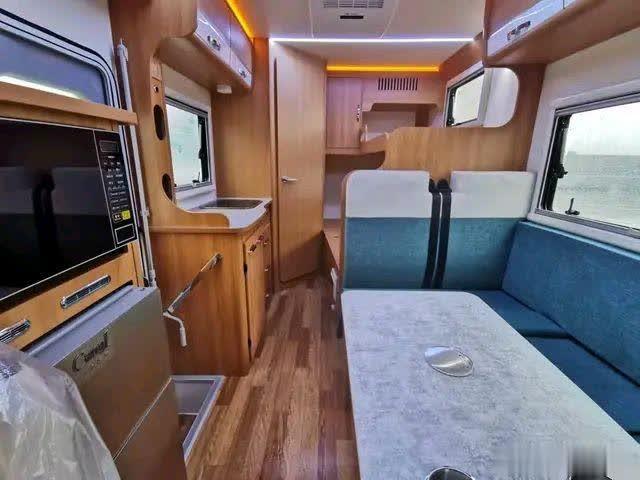 爱旅途DC60A房车布局设计创新，带子母床和L型会客区且价格亲民