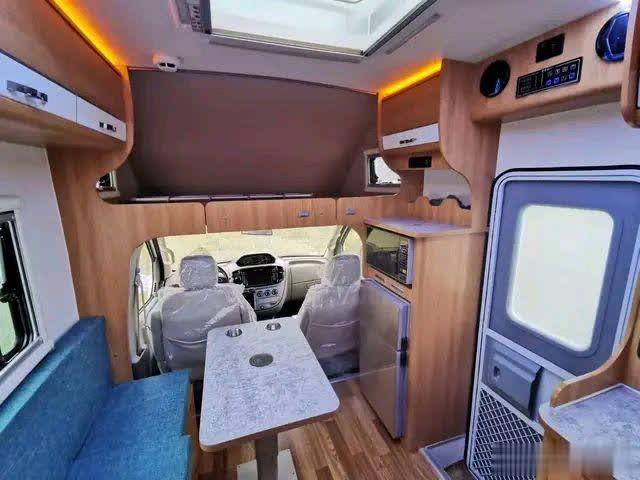 爱旅途DC60A房车布局设计创新，带子母床和L型会客区且价格亲民