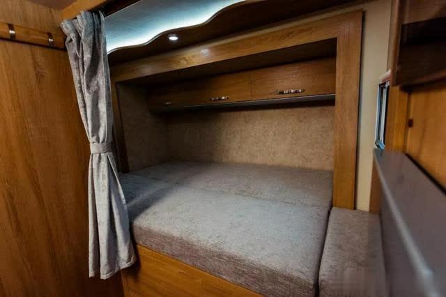 隆翠“自由风”依维柯双拓展C型房车，大空间、高配置，一车5张床