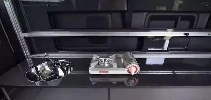 丰田坦途房车，搭载5.7升八缸发动机，扭矩可达544Nm，可洗澡做饭