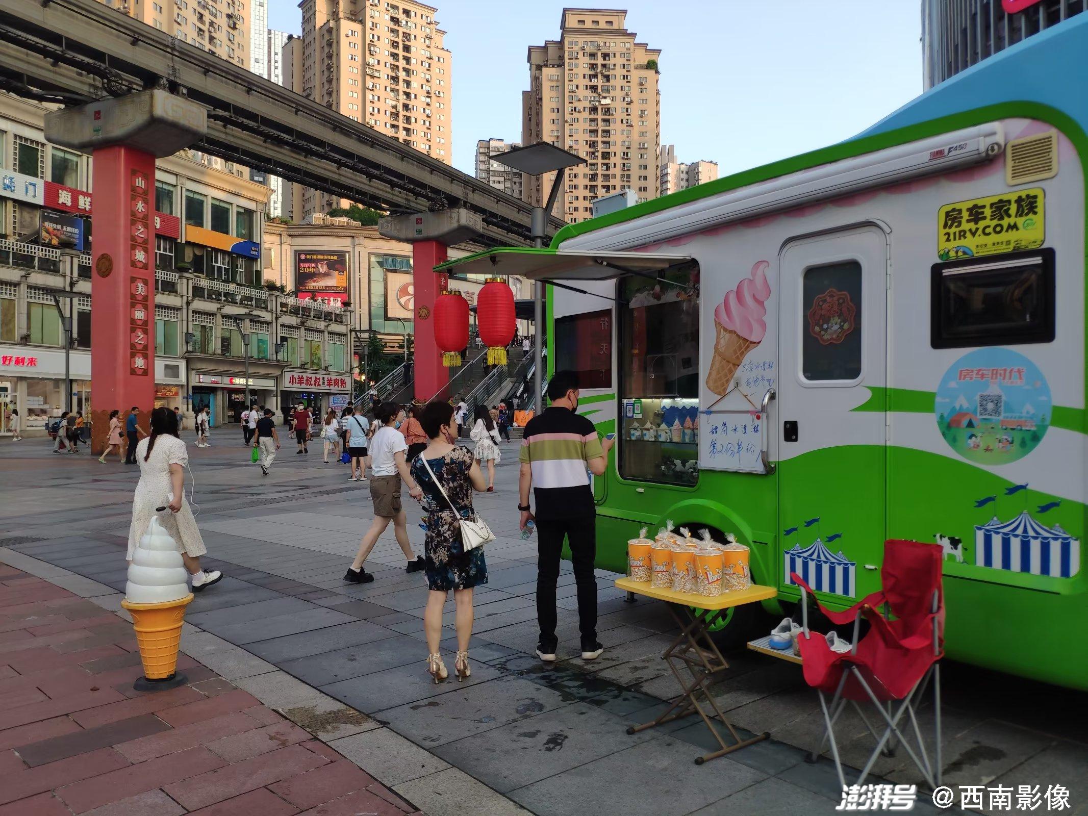重庆街头现冰淇淋房车，打冰淇淋18小时，每小时产量300支