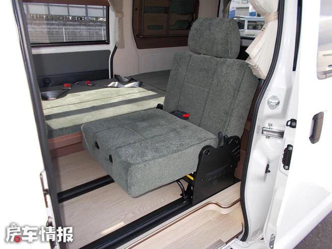 丰田5座露营车，尺寸小巧代步也能开，内藏大双人床和小厨房