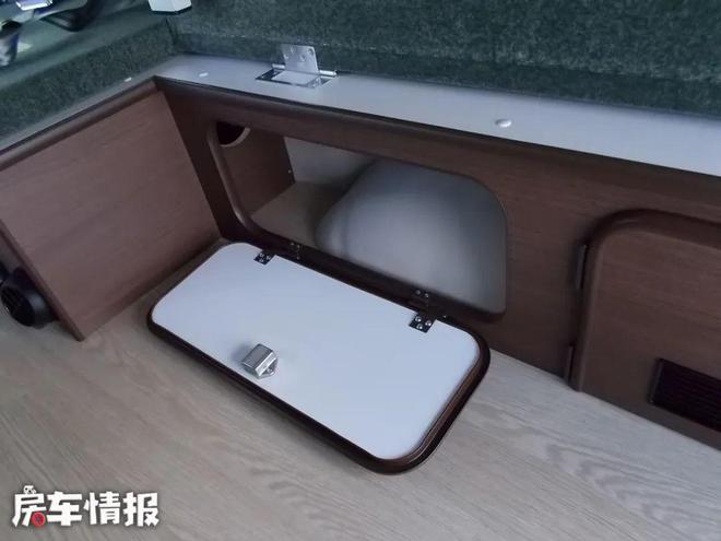 丰田5座露营车，尺寸小巧代步也能开，内藏大双人床和小厨房